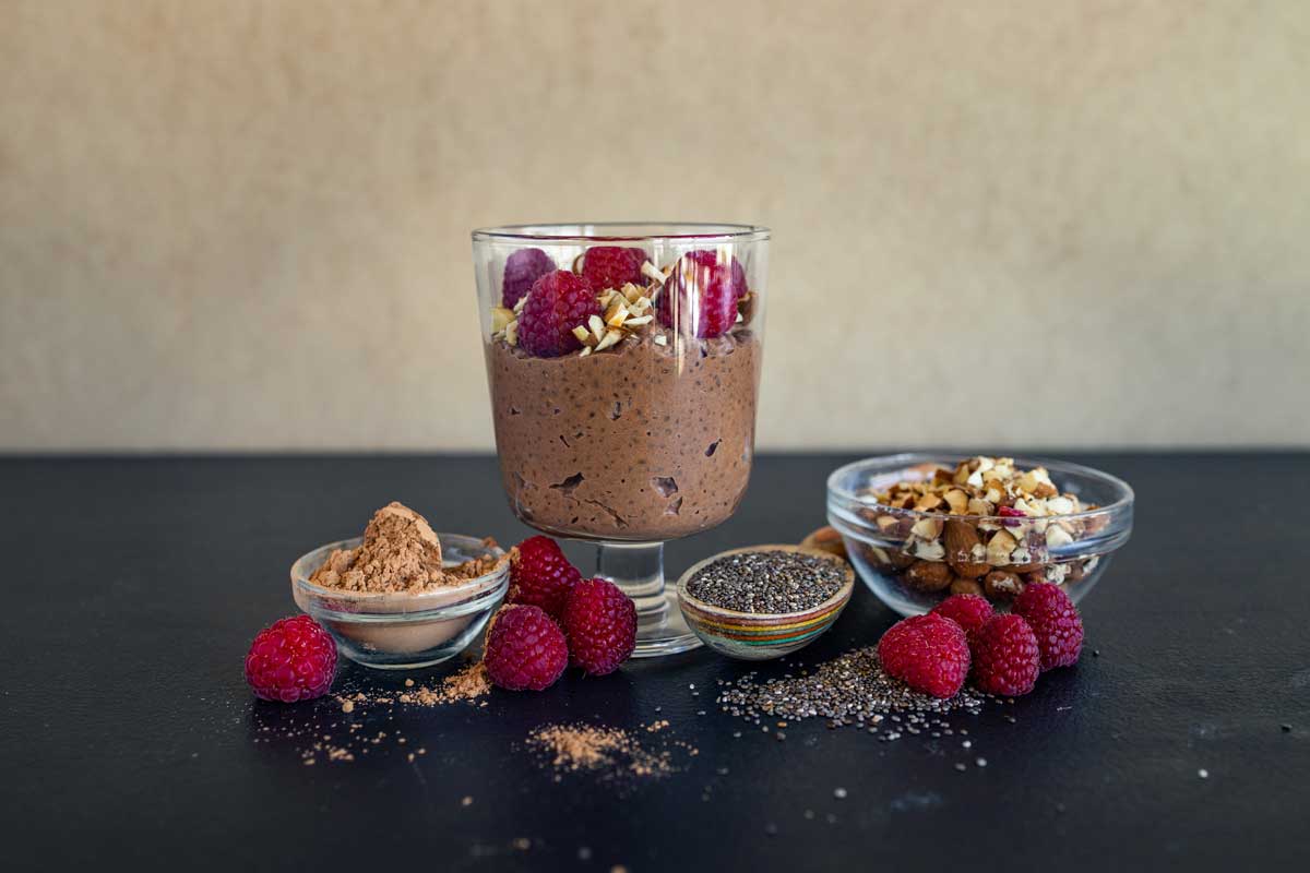 CK0A9030 chocolate chia pudding in a glass with raspberries and chia seeds