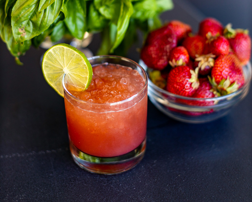 CK0A9452 Strawberry soda in a glass with a slice of lime