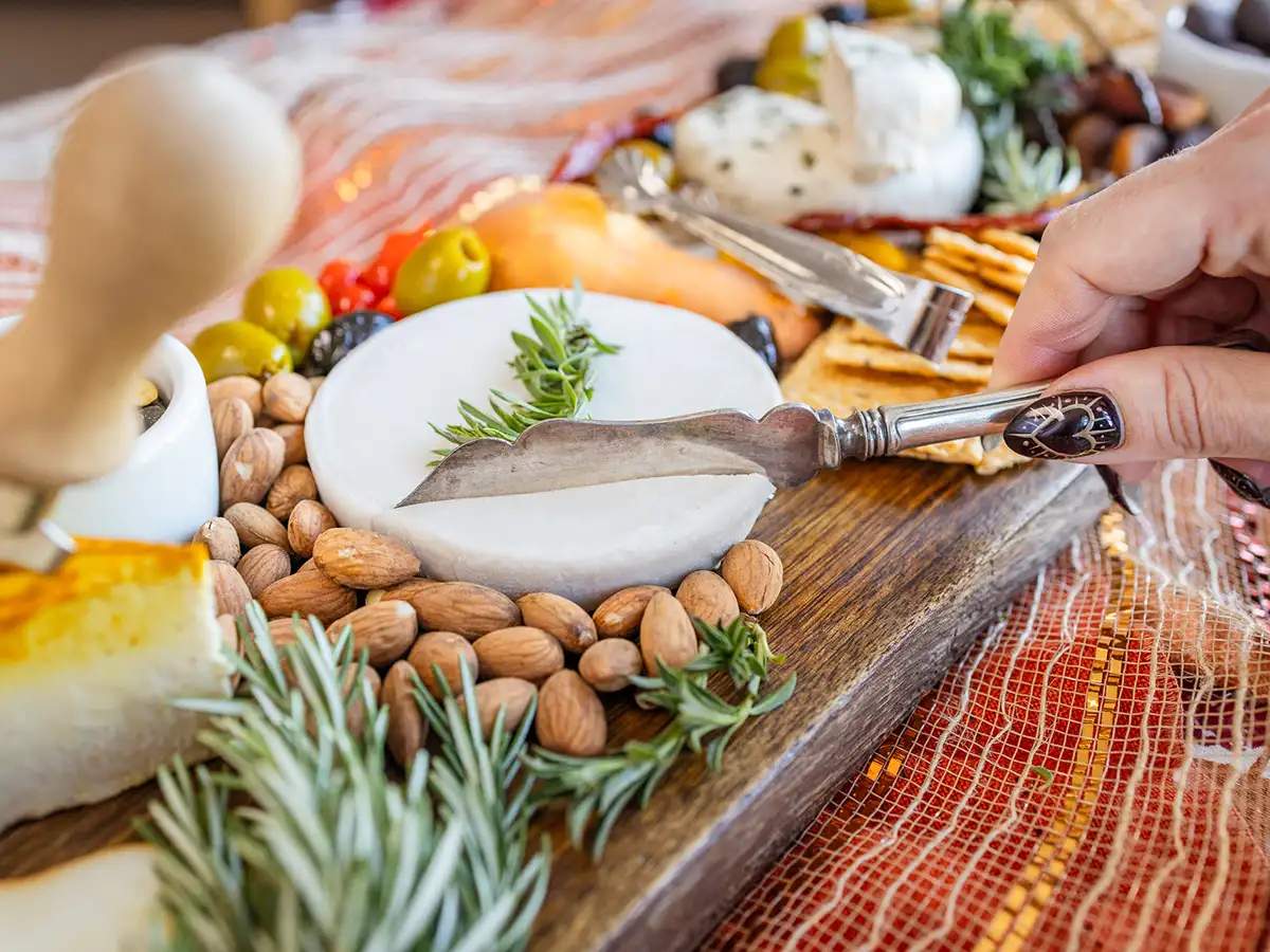 08_cheese_olivebar